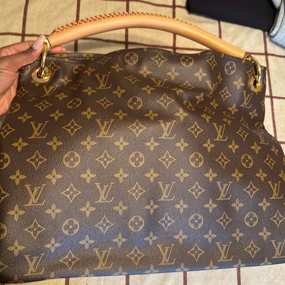 Authentic Louis Vuitton Artsy MM